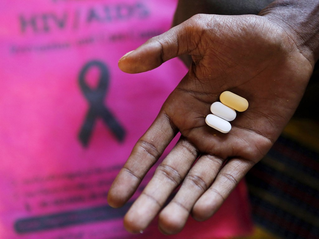 Uma pessoa soropositiva segura seus medicamentos em um centro de atendimento para portadores de HIV em Rangum, Mianmar