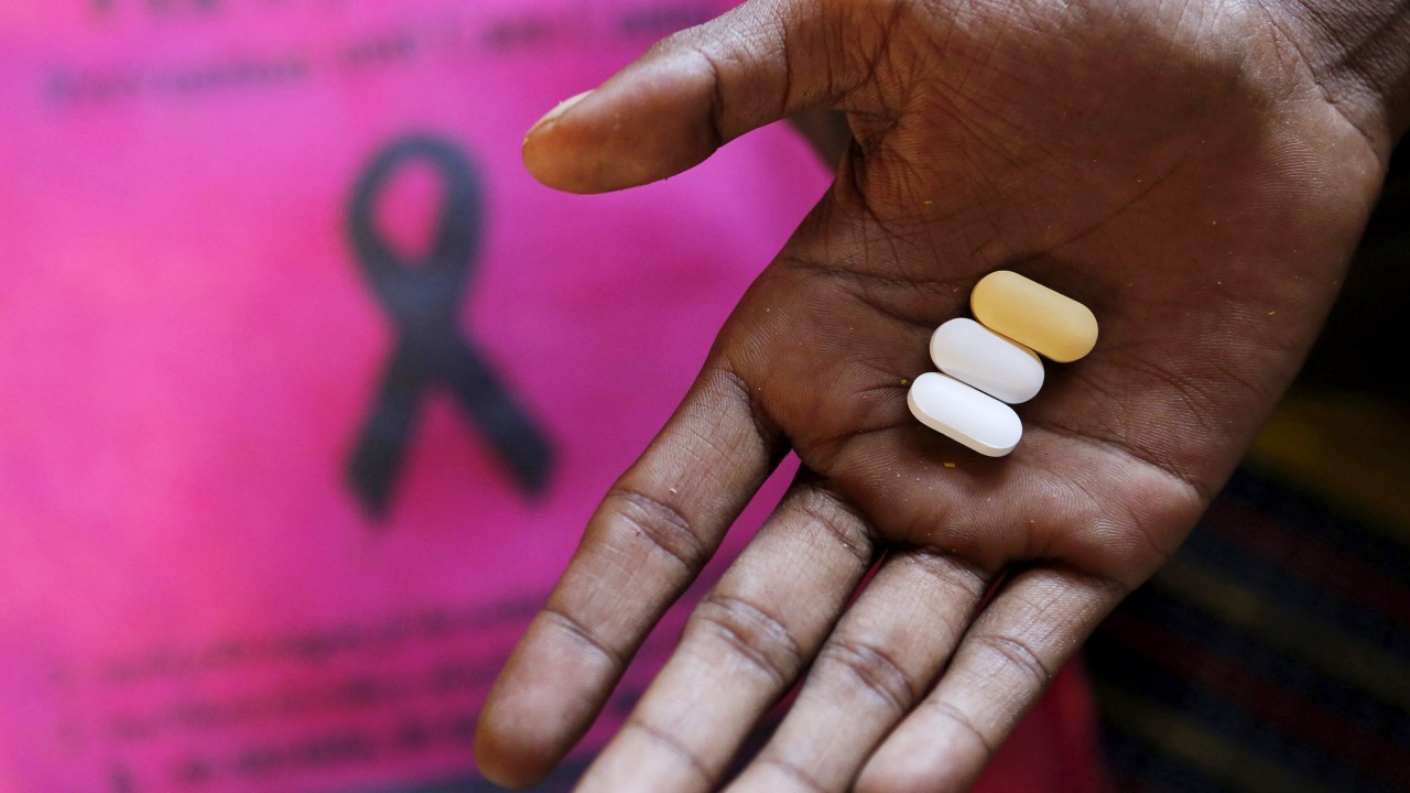 Uma pessoa soropositiva segura seus medicamentos em um centro de atendimento para portadores de HIV em Rangum, Mianmar