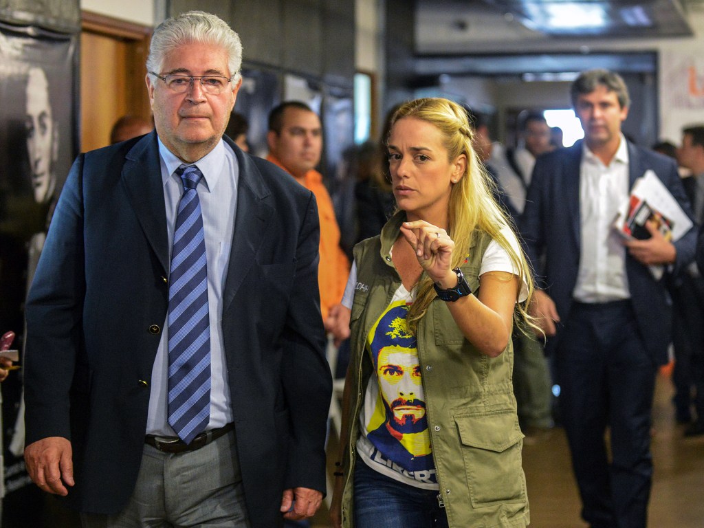 Senador Roberto Requião (PMDB) caminha com Lilian Tintori, esposa do líder da oposição venezuelana preso Leopoldo López, durante visita de senadores brasileiros a Caracas - 25/06/2015