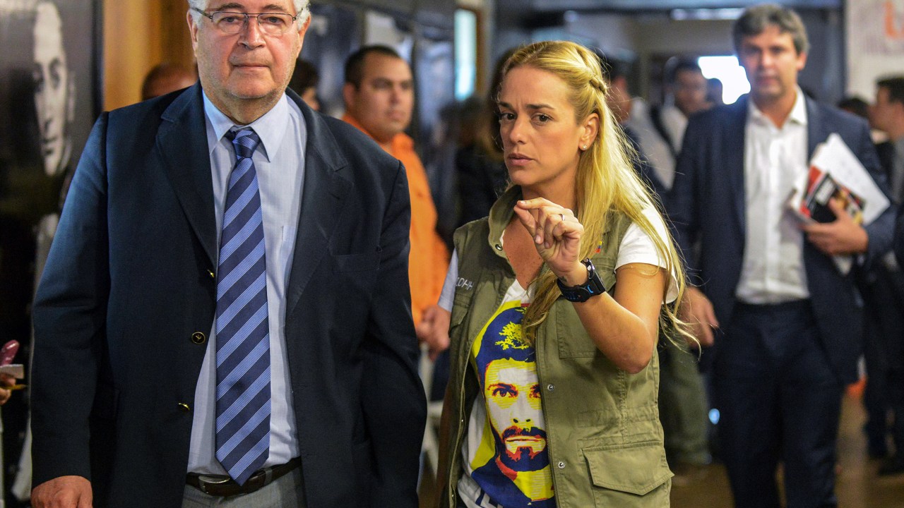 Senador Roberto Requião (PMDB) caminha com Lilian Tintori, esposa do líder da oposição venezuelana preso Leopoldo López, durante visita de senadores brasileiros a Caracas - 25/06/2015