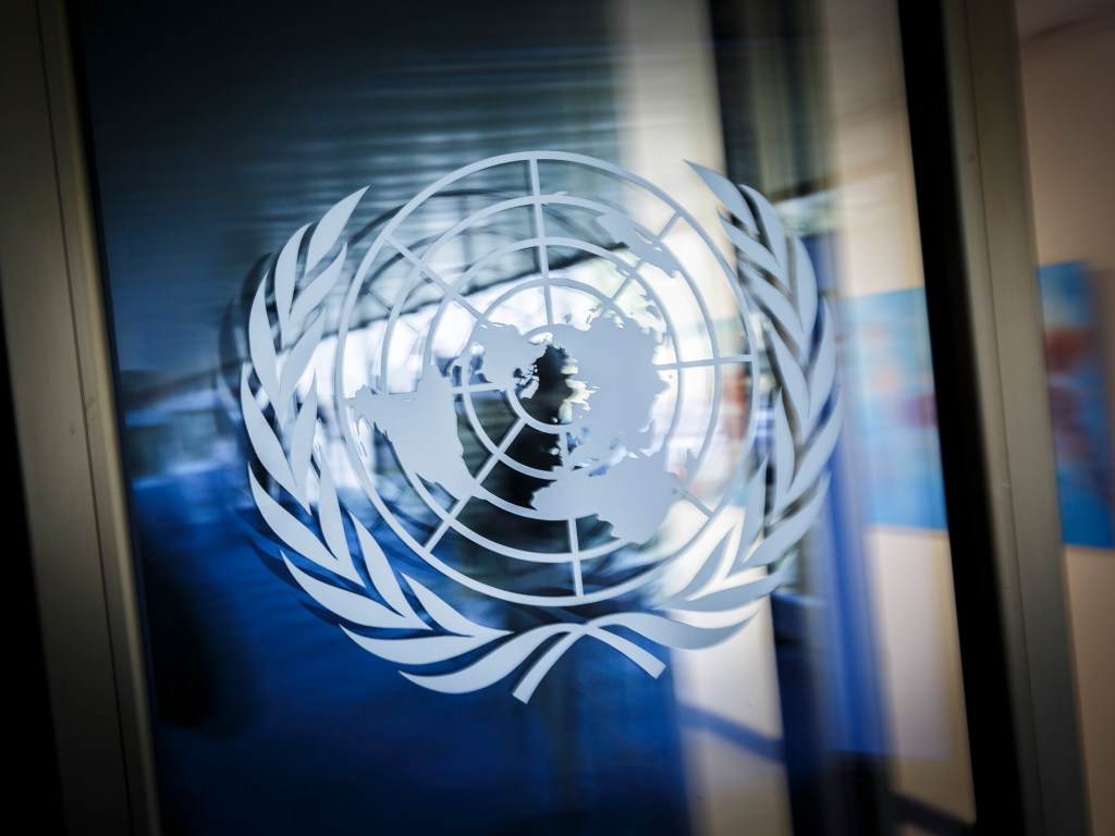 Logotipo das Nações Unidas, no Palácio das Nações, em Genebra, Suíça