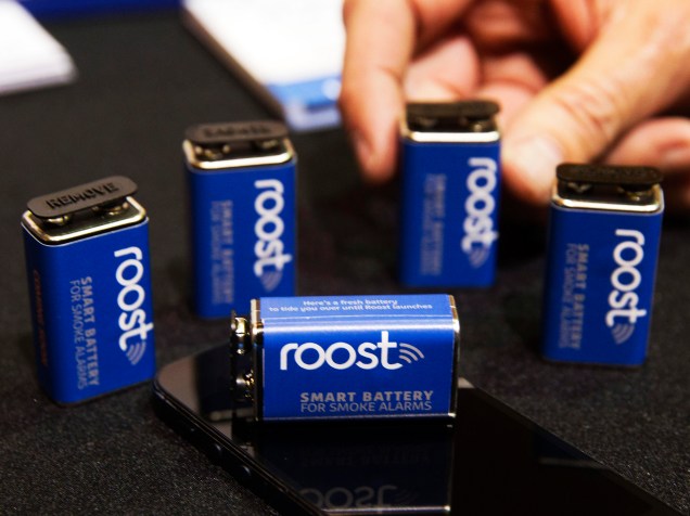 Bateria de alarme de incêndio conectado com rede Wi-Fi é lançado pela marca Roost durante a CES 2015 em Las Vegas