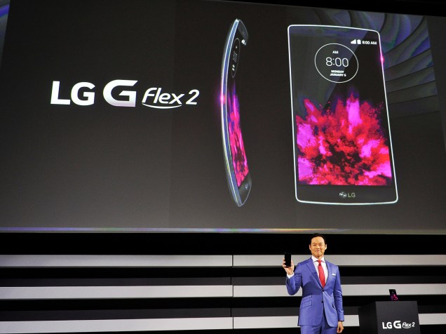 Frank Lee, chefe da divisão mobile da LG nos Estados Unidos, apresenta novo LG G Flex 2 durante CES 2015 em Las Vegas