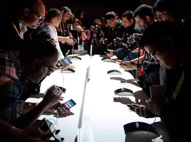 Participantes da organização do CES 2015 conferem em primeira mão o celular recém-lançado da LG, LG G Flex 2, em Las Vegas