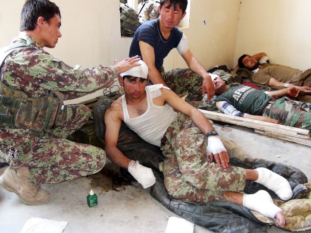 Soldado ferido é tratado após um ataque aéreo no distrito de Baraki Barak, província de Logar, no Afeganistão. Ao menos oito soldados afegãos foram mortos em um incidente de "fogo amigo", quando as forças da OTAN equivocadamente lançaram um ataque aéreo contra um posto do exército - 20/07/2015