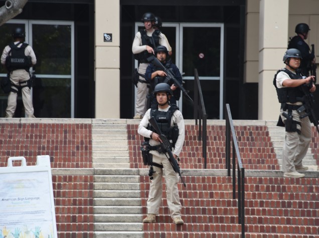 Equipe de segurança é vista do lado de fora do campus da Universidade da Califórnia na sequência de um tiroteio no local - 01/06/2016