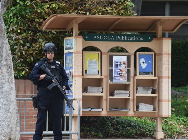 Membro do Departamento de Polícia de Los Angeles é visto do lado de fora do campus da Universidade da Califórnia na sequência de um tiroteio no local - 01/06/2016