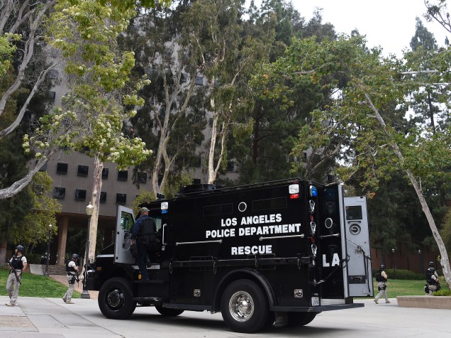Van de resgate da polícia de Los Angeles é vista nos arredores do campus da Universidade da Califórnia após um tiroteio no local - 01/06/2016