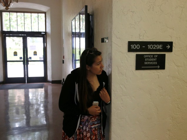 Estudante fotografada nos corredores do campus da UCLA após relatos de tiroteio no local - 01/06/2016