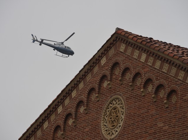 Helicóptero da polícia de Los Angeles patrulha a área do campus da Universidade da Califórnia após tiroteio - 01/06/2016