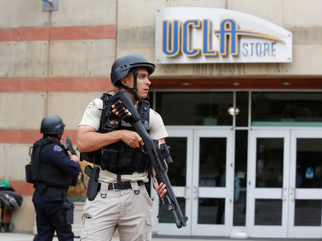 Equipe de segurança é vista do lado de fora do campus da Universidade da Califórnia na sequência de um tiroteio no local - 01/06/2016