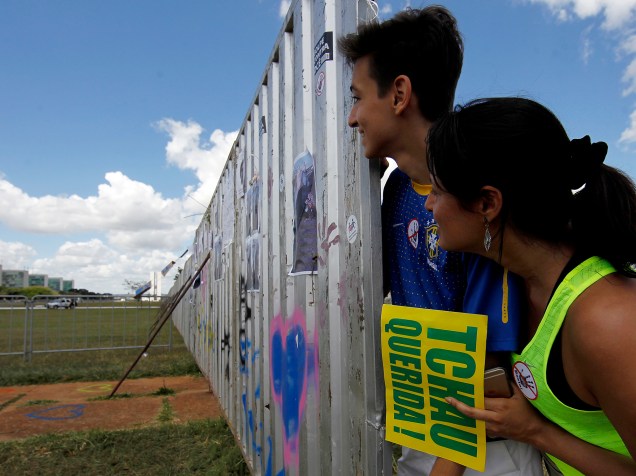 Polícia militar de Brasília coloca um muro improvisado, na frente do Congresso Nacional, para separar os manifestantes contra e a favor do Impeachment, a fim de evitar conflito durante protestos