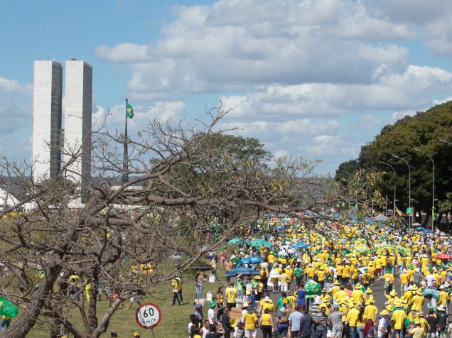 De um lado do muro, manifestantes marcham e protestam em apoio aos deputados que votarão a favor do Impeachment, em Brasília
