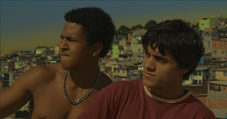 Jorge Dias e Felipe Simas em cena do filme 'Na Quebrada'