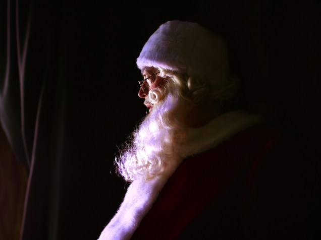 Papai Noel, interpretado por Charles Edward Hall, é visto nos bastidores enquanto se prepara para entrar no palco, durante o Radio City Christmas Spectacular, show anual realizado no Radio City Music Hall desde 1933