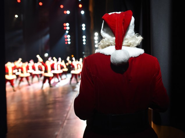 Papai Noel, interpretado por Charles Edward Hall, é visto nos bastidores enquanto se prepara para entrar no palco, durante o Radio City Christmas Spectacular, show anual realizado no Radio City Music Hall desde 1933