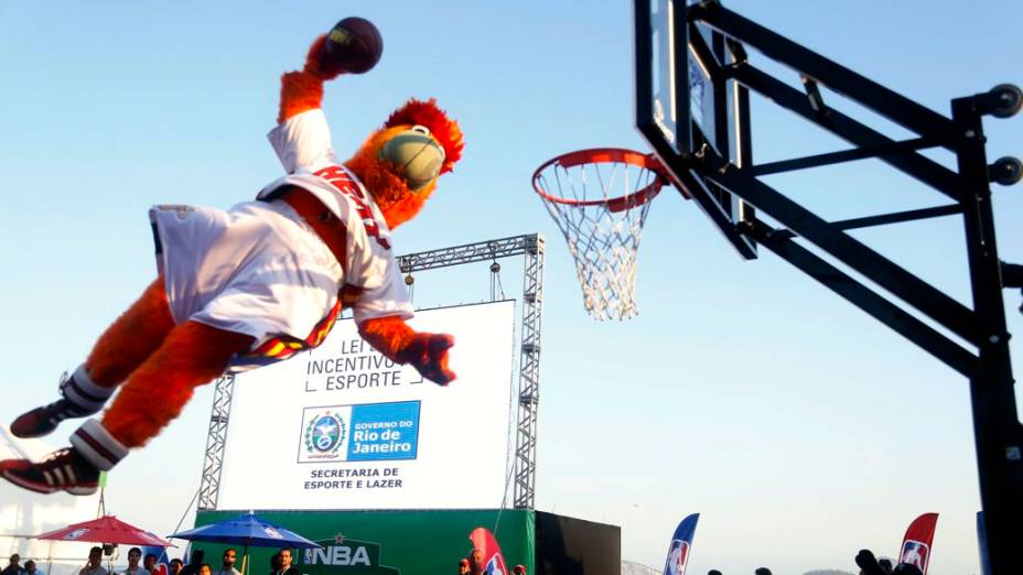 A NBA Fan Zone, montada na Praia de Ipanema antes do NBA Global Games Rio, entre Cleveland Cavaliers e Miami Heat