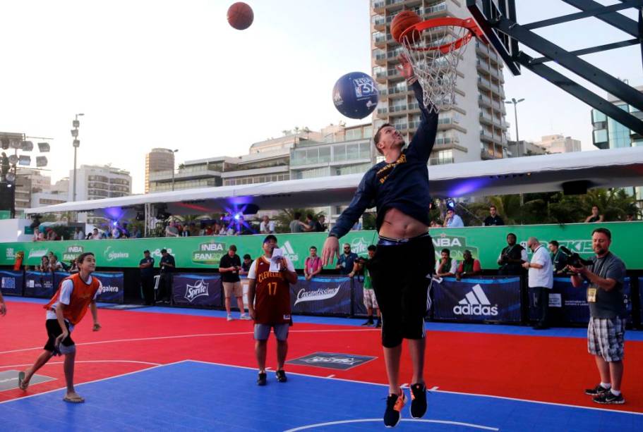 A NBA Fan Zone, montada na Praia de Ipanema antes do NBA Global Games Rio, entre Cleveland Cavaliers e Miami Heat