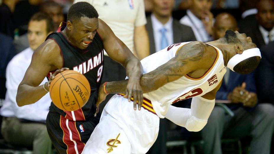 Jogo entre Cleveland Cavaliers e Miami Heat na Arena da Barra