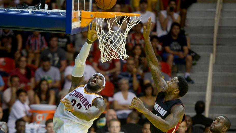 Jogo entre Cleveland Cavaliers e Miami Heat na Arena da Barra