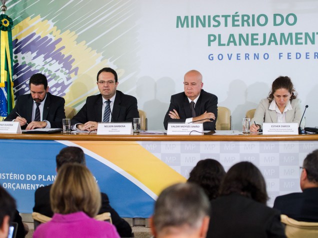 O ministro da Fazenda, Nelson Barbosa, e o ministro do Planejamento, Valdir Simão, anunciam os cortes no Orçamento e mudanças fiscais para 2016, nesta sexta(19)