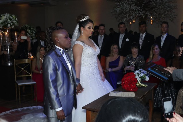 A cantora Neném e a noiva, Thaís Baptista, no casamento realizado em São Paulo -- 6/07/2015