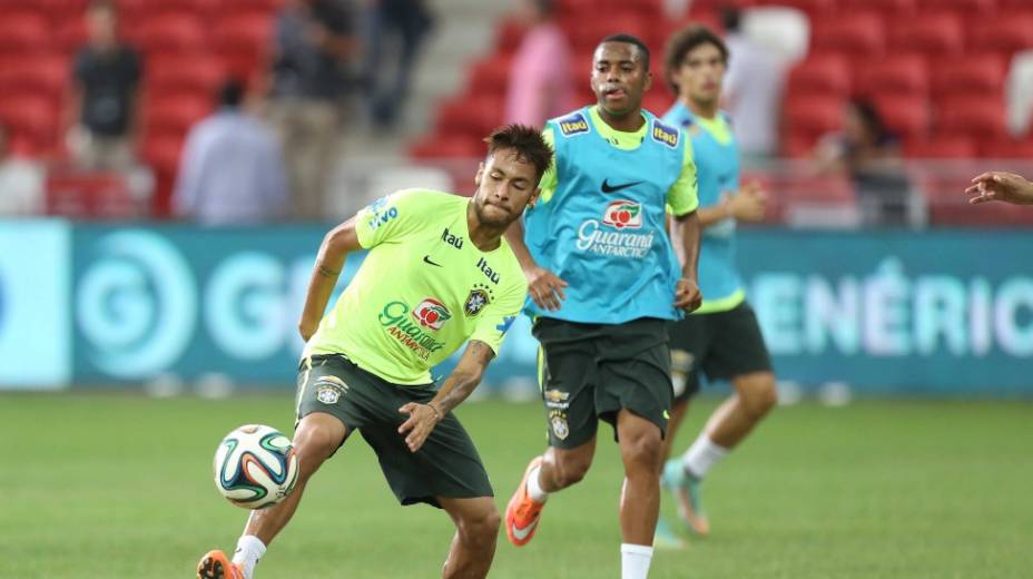 Neymar e Robinho durante treinamento em Cingapura. Capitão da seleção sente dores, mas está confirmado contra o Japão