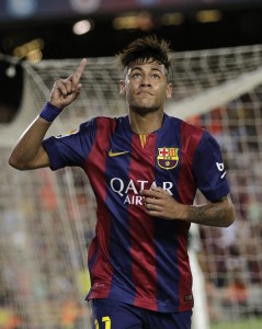 Neymar comemora gol contra o Leon, durante o Troféu Joan Gamper no Camp Nou, na Espanha