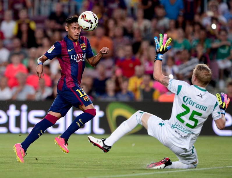 Neymar encobre o goleiro e marca gol contra o Leon, durante o Troféu Joan Gamper no Camp Nou, na Espanha