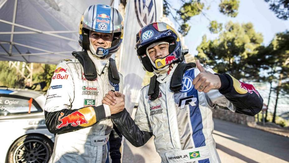 Neymar e Sébastien Ogier posam juntos após o desafio de rali