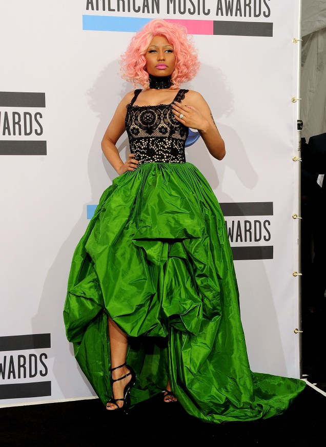 A rapper Nicki Manaj durante o American Music Award de 2011 com um vestido criado por Oscar de la Renta