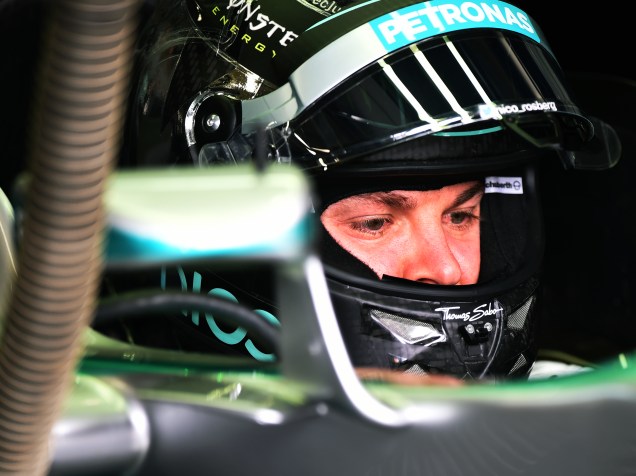 Nico Rosberg nos boxes da Mercedes durante treino classificatório para o Grande Prêmio do Brasil de Fórmula 1