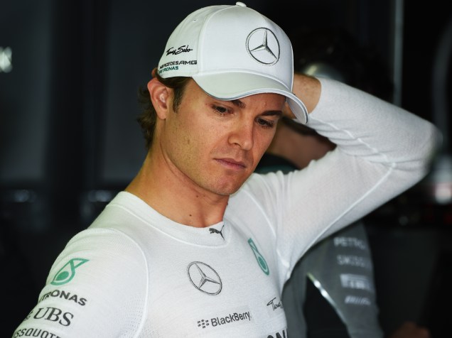 Nico Rosberg nos boxes da Mercedes durante treino classificatório para o Grande Prêmio do Brasil de Fórmula 1
