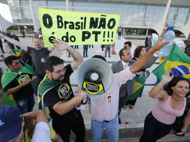 Manifestantes realizam protesto contra a nomeação do ex-presidente Luiz Inácio Lula da Silva para o Ministério da Casa Civil, em Brasília (DF)