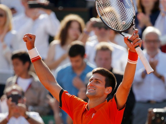 Novak Djokovic comemora vitória contra Nadal em Roland Garros, Paris, França