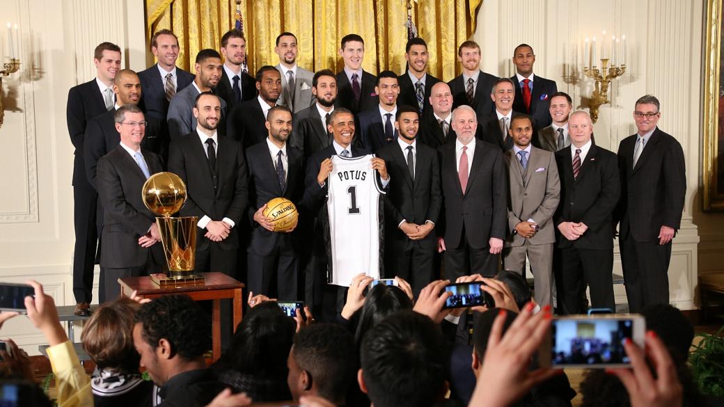 Tiago Splitter, o terceiro na fileira de cima (da esq. para a dir.) participou da visita do San Antonio Spurs à Casa Branca