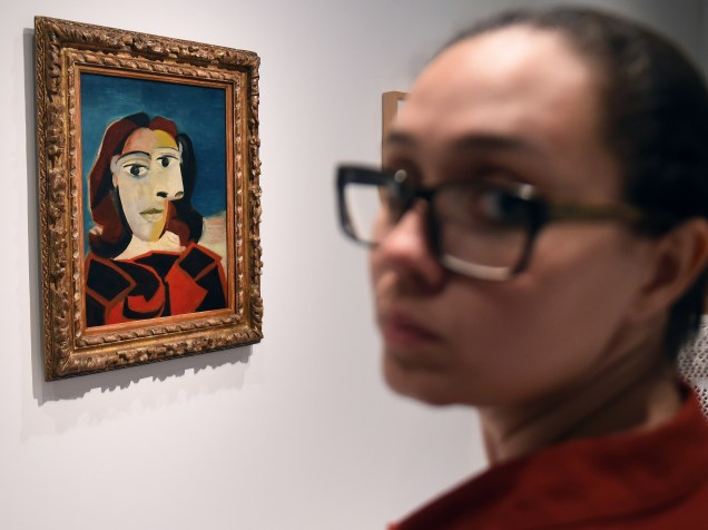 Visitante na exposição Picasso e a Modernidade Espanhola, em São Paulo