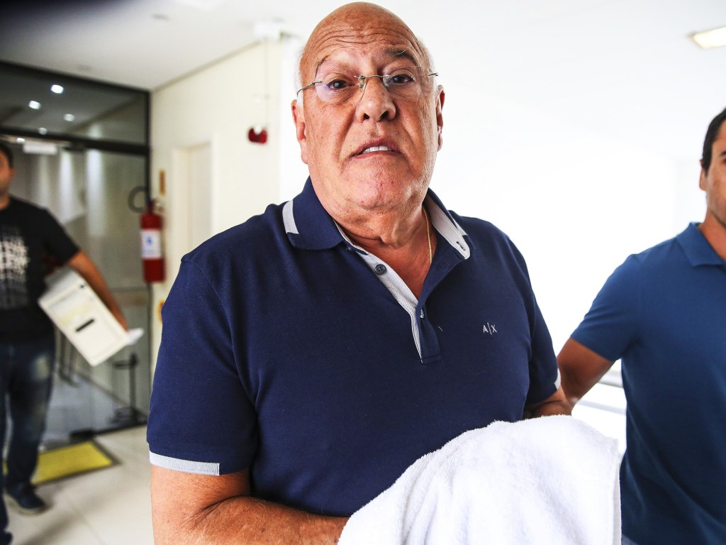 O médico Omar César Ferreira de Castro, 66, foi preso temporariamente e teve três CPUs dos computadores de seu consultório, no Centro de Florianópolis, apreendidos na manhã desta terça-feira (16). O nutrólogo é acusado pela Polícia Civil de ter cometido crime sexual contra pelo menos 14 pacientes