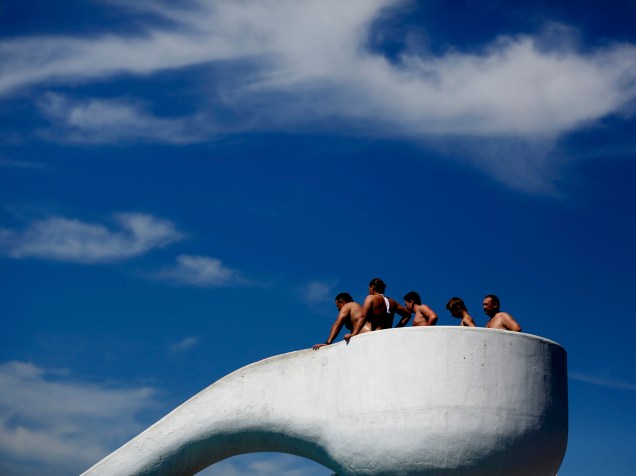 Pessoas se refrescam em um tobogã na piscina a céu aberto "Grugabad", em um dia quente de verão em Essen, Alemanha