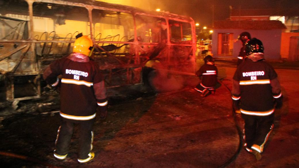 Um ônibus da empresa Oceano foi incendiado na noite desta segunda- feira no terminal do Golandim, Zona Norte de Natal