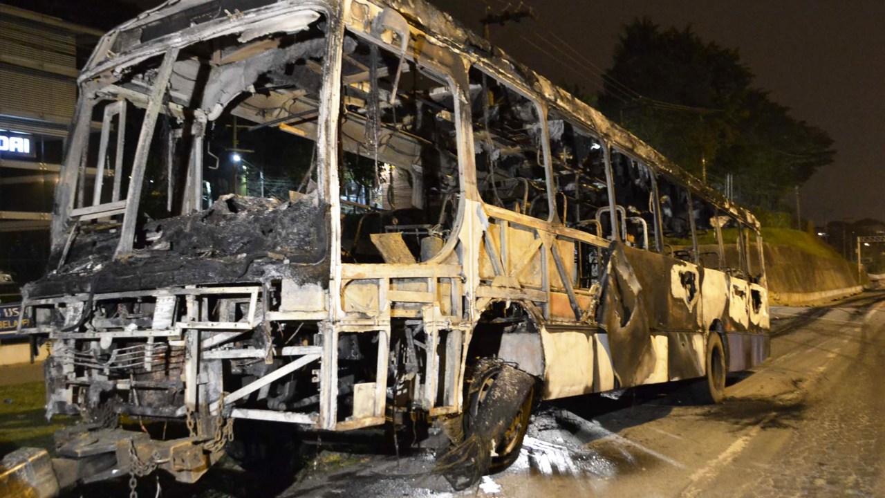 Moradores do bairro Jardim Jaqueline, na Zona Oeste de São Paulo, incendiaram um ônibus em protesto