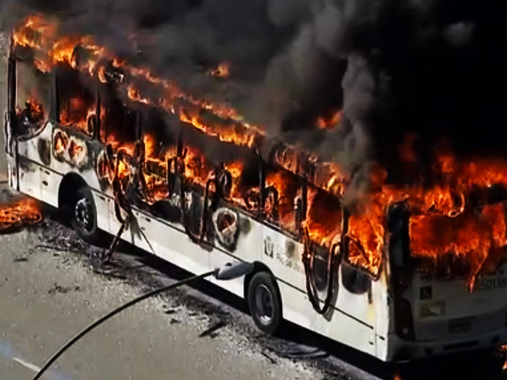 Manifestantes ateiam fogo em ônibus na Zona Norte do Rio