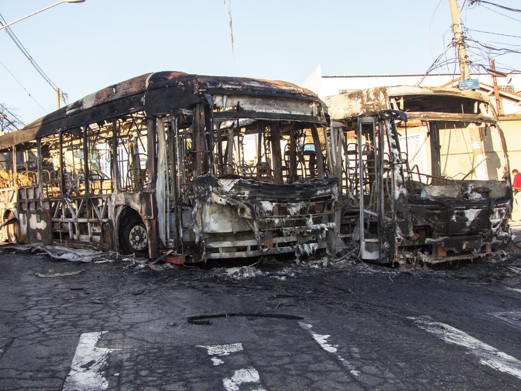 Moradores da favela Alba, na zona sul de São Paulo, atearam fogo em dois ônibus na noite de segunda-feira (31)