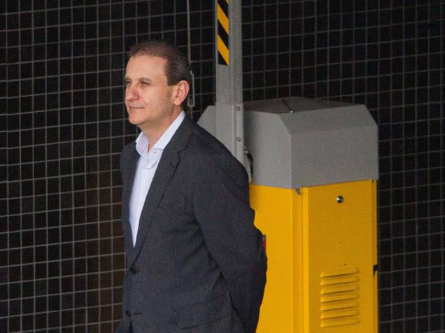 Alberto Youssef é visto deixando a sede da Polícia Federal em Curitiba (PR) - 13/02/2015