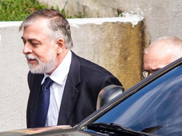 Paulo Roberto Costa é visto deixando a sede da Polícia Federal em Curitiba - 13/02/2015