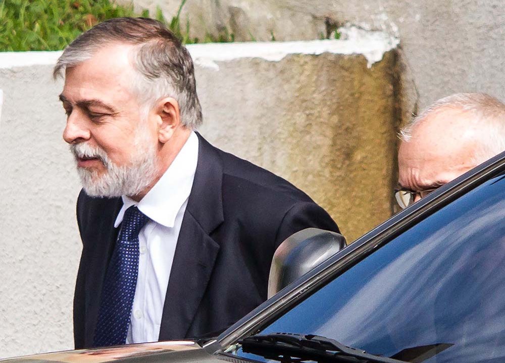 Paulo Roberto Costa é visto deixando a sede da Polícia Federal em Curitiba - 13/02/2015