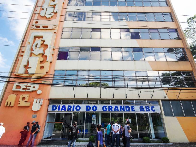 Movimento em frente ao jornal Diário do Grande ABC, na cidade de Santo André, no ABC Paulista, na manhã desta sexta-feira, 01. A ação faz parte da Operação Carbono 14, a 27ª fase da Operação Lava Jato