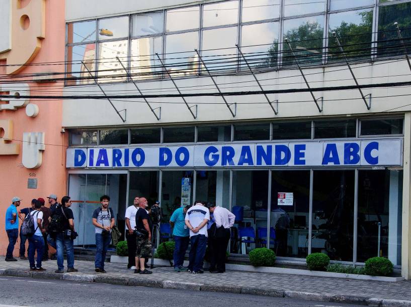 Movimento em frente ao jornal Diário do Grande ABC, na cidade de Santo André, no ABC Paulista, na manhã desta sexta-feira, 01. A ação faz parte da Operação Carbono 14, a 27ª fase da Operação Lava Jato
