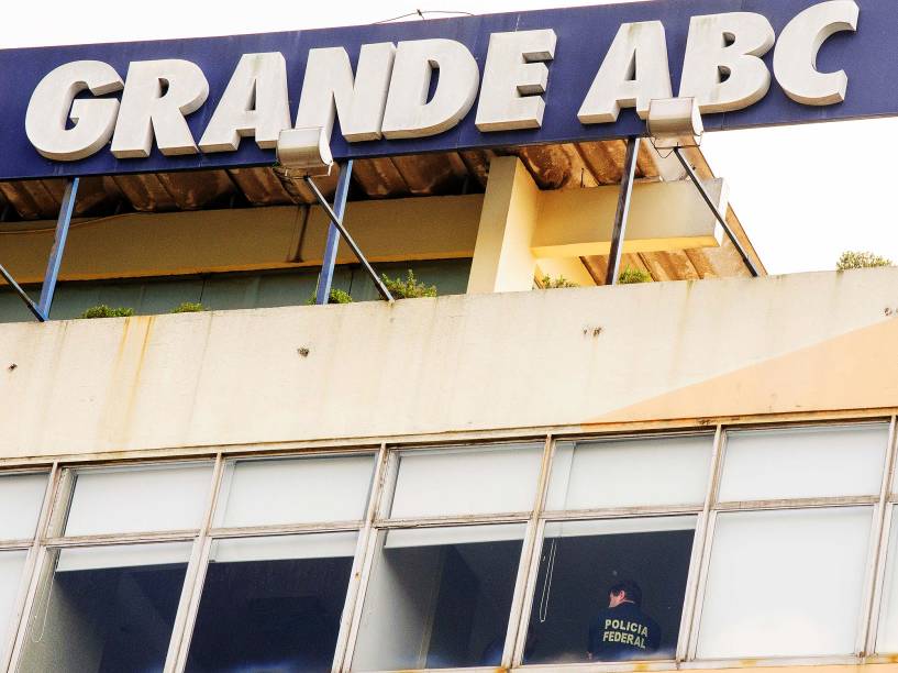 Polícia Federal cumpre mandado de busca e apreensão no Diário do Grande ABC, em Santo André (SP), na manhã desta sexta-feira (1), durante a 27ª fase da Operação Lava Jato