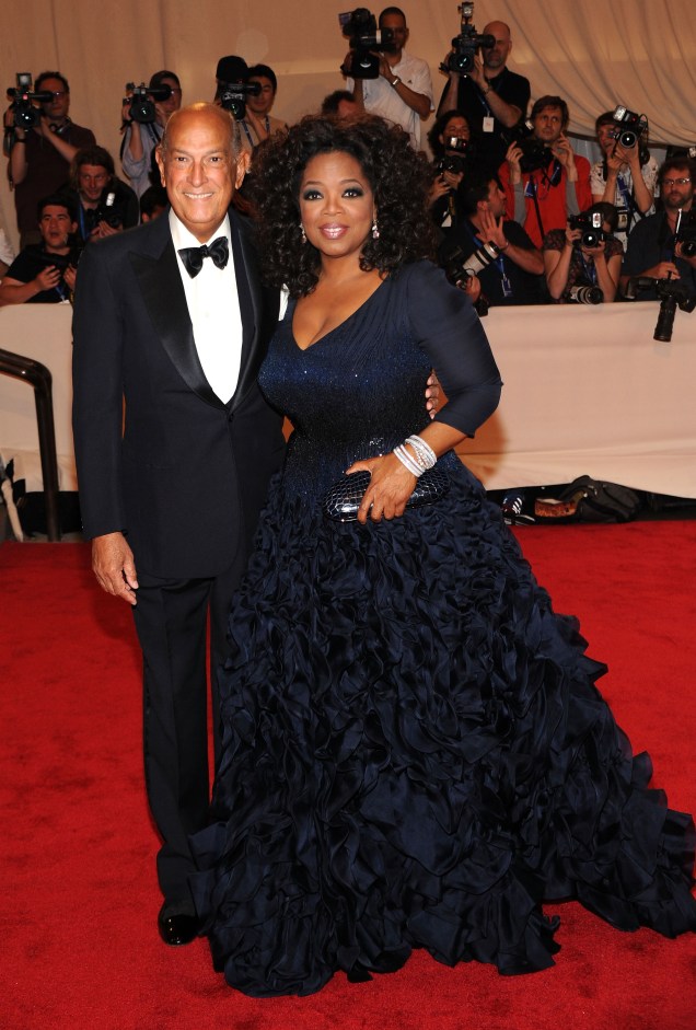 O estlista Oscar de la Renta ao lado da apresentadora Oprah Winfrey, na festa da gala do MET de 2010
